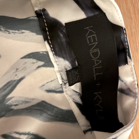 Kendal & Kylie Zebra Blouse - XS - Picture 3 of 4